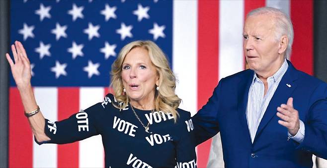 < 질 바이든 ‘VOTE’ 의상 입고 남편 지원 > 조 바이든 미국 대통령(오른쪽)과 부인 질 바이든 여사가 대선 TV 토론회 다음날인 지난 28일 노스캐롤라이나주 소도시 롤리의 선거 유세장에 도착해 인사하고 있다. 이날 바이든 여사는 ‘투표하라(VOTE)’라는 글자로 장식된 원피스를 입고 지지를 촉구했다. AFP연합뉴스