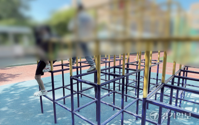 지난 5월 K-ECO팀이 초등학교 내 어린이 놀이터의 바닥재 유해성 검사 시료 채취 중 바로 옆에서 아이들이 뛰어놀고 있다. 이지민기자