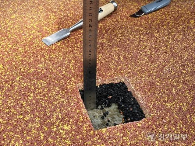 지난 5월24일 진행된 평택 B초등학교 시료 채취 모습. 황호영기자