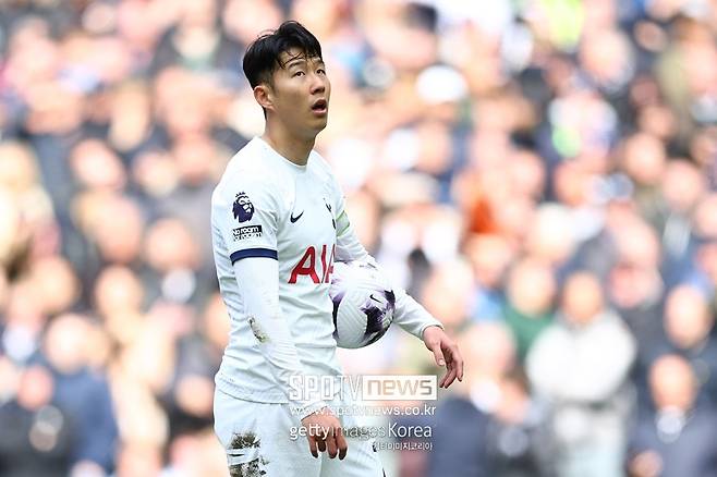 ▲ 토트넘의 레전드 대우는 달라지지 않았다. 손흥민에게도 마찬가지. 팀 옵션만 발동하며 기존 계약에 1년만 연장하기로 했다. 이로써 손흥민은 2026년 여름까지 토트넘 소속이다. 단 토트넘은 내년 여름 상황에 따라 손흥민을 팔 수도 있다. 영국 현지에선 토트넘이 이적료까지 고려하며 손흥민에게 1년 연장만 제시했다고 판단한다.