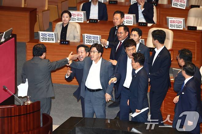 김병주 더불어민주당 의원이 2일 오후 서울 여의도 국회에서 열린 제415회국회(임시회) 4차 본회의 정치·외교·통일·안보 분야 대정부질문에서 한덕수 국무총리에게 질문을 하다가 국민의힘 의원들을 향해 '정신나갔다'고 표현한 것을 두고 국민의힘 의원들에게 항의를 받으며 설전을 벌이고 있다. 김 의원은 한 총리에게 질문을 하다가 "정신 나간 국민의힘 의원들은 논평에서 한미일 동맹이라고 표현했다"며 "일본은 국토에 대한 야욕을 갖고 있는 나라인데 어떻게 일본과 동맹을 한다고 생각하냐"고 발언했다. 이에 국민의힘 의원들이 강하게 항의하며 본회의가 정회됐다.2024.7.2/뉴스1 ⓒ News1 이광호 기자