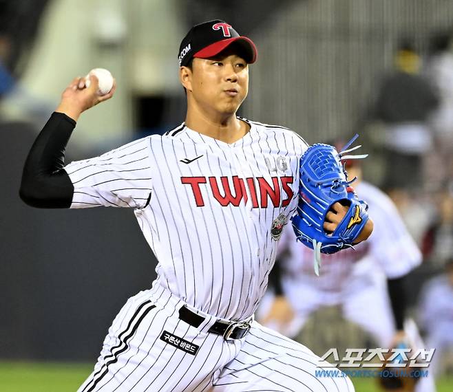 26일 잠실야구장에서 열린 KIA와 LG의 경기, 5회초 등판한 LG 정우영이 역투하고 있다. 잠실=허상욱 기자wook@sportschosun.com/2024.04.26/