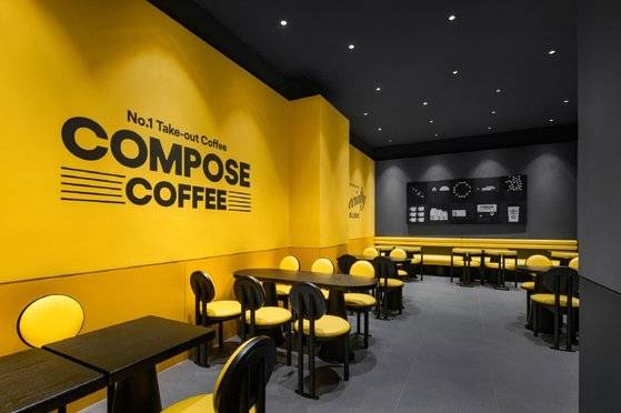 필리핀 식품업체 졸리비가 컴포즈커피 경영권을 인수했다. 국내 사모펀드 엘리베이션에쿼티파트너스(PE)도 이번 거래에 참여해 컴포즈커피 지분 25%를 확보했다. 사진은 컴포즈커피 매장 내부 모습. (연합뉴스)