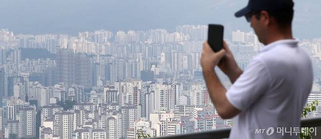 (서울=뉴스1) 임세영 기자 = 서울 곳곳에서 집값 최고가 경신과 거래량 증가 소식이 들리면서 '내 집 마련'을 계획하는 이들이 늘고 있다. 1일 부동산 플랫폼 '직방'이 애플리케이션 865명을 대상으로 설문조사를 진행한 결과 64.9%가 2024년 하반기와 내년 상반기에 주택을 매입할 계획이 '있다'고 응답했다. 지난해 11월에 주택 매입 의사가 있다고 응답한 64.3%에 비해 0.6%P 상승한 결과다. 사진은 이날 서울 남산에서 바라본 아파트 단지. 2024.7.1/뉴스1 Copyright (C) 뉴스1. All /사진=(서울=뉴스1) 임세영 기자