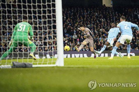 손흥민이 내년 여름 잔인하게 팔려갈 수 있다는 충격적인 주장이 제기됐다. 영국 팀토크는 토트넘이 최고의 선수와 계약에서 옵션을 활성화할 예정이나 2025년 잔인한 매각이 가능하다라면서 손흥민과 계약 기간을 1년 연장한 후 내년 여름 방출할 수 있다고 보도했다. 수 년 동안 팀을 위해 헌신했던 선수들을 말년에 쉽게 내치면서 지적당했던 토트넘은 손흥민이라고 예외를 둘 생각은 없는 듯하다. 연합뉴스