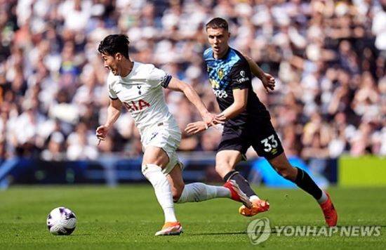 손흥민이 내년 여름 잔인하게 팔려갈 수 있다는 충격적인 주장이 제기됐다. 영국 팀토크는 토트넘이 최고의 선수와 계약에서 옵션을 활성화할 예정이나 2025년 잔인한 매각이 가능하다라면서 손흥민과 계약 기간을 1년 연장한 후 내년 여름 방출할 수 있다고 보도했다. 수 년 동안 팀을 위해 헌신했던 선수들을 말년에 쉽게 내치면서 지적당했던 토트넘은 손흥민이라고 예외를 둘 생각은 없는 듯하다. 연합뉴스