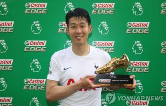 손흥민이 내년 여름 잔인하게 팔려갈 수 있다는 충격적인 주장이 제기됐다. 영국 팀토크는 토트넘이 최고의 선수와 계약에서 옵션을 활성화할 예정이나 2025년 잔인한 매각이 가능하다라면서 손흥민과 계약 기간을 1년 연장한 후 내년 여름 방출할 수 있다고 보도했다. 수 년 동안 팀을 위해 헌신했던 선수들을 말년에 쉽게 내치면서 지적당했던 토트넘은 손흥민이라고 예외를 둘 생각은 없는 듯하다. 연합뉴스