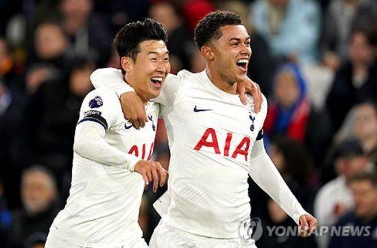 손흥민이 내년 여름 잔인하게 팔려갈 수 있다는 충격적인 주장이 제기됐다. 영국 팀토크는 토트넘이 최고의 선수와 계약에서 옵션을 활성화할 예정이나 2025년 잔인한 매각이 가능하다라면서 손흥민과 계약 기간을 1년 연장한 후 내년 여름 방출할 수 있다고 보도했다. 수 년 동안 팀을 위해 헌신했던 선수들을 말년에 쉽게 내치면서 지적당했던 토트넘은 손흥민이라고 예외를 둘 생각은 없는 듯하다. 연합뉴스