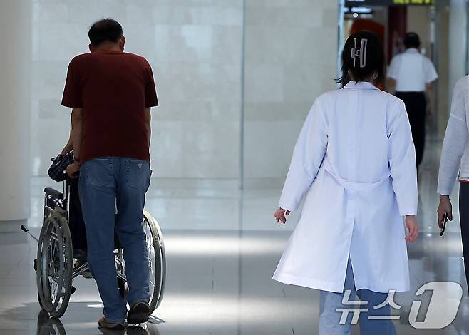 1일 오후 서울 한 대학병원에서 의료진과 환자 등이 오가고 있다. 2024.7.1/뉴스1 ⓒ News1 박정호 기자