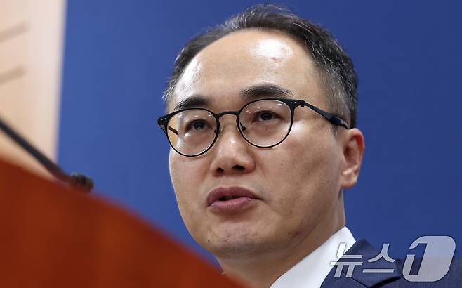 이원석 검찰총장이 2일 서울 서초구 대검찰청 기자실에서 더불어민주당의 '비위 의혹' 검사 4명에 대한 탄핵소추안 제출에 따른 입장 발표를 하고 있다. 2024.7.2/뉴스1 ⓒ News1 김성진 기자