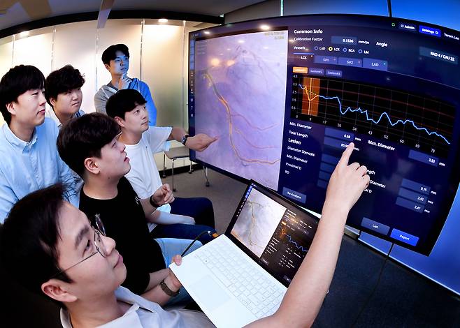 메디픽셀 임직원들이 지난 5월 27일 서울 강남구 사무실에서 심혈관 진단 인공지능(AI) 소프트웨어 분석 결과를 보고 있다. 메디픽셀은 심혈관 조영술 영상을 2초 만에 분석하는 AI 소프트웨어를 개발했다./조선비즈