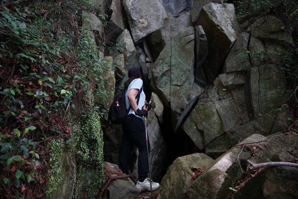 풍혈에서 취재팀이 찬바람을 맞으며 땀을 식히고 있다.
