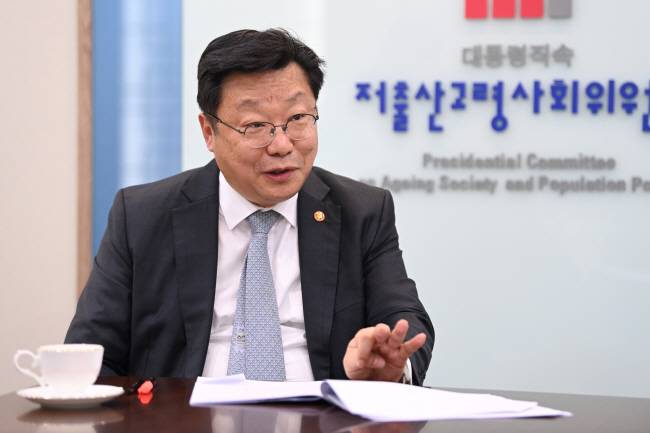주형환 저출산고령사회위원회 부위원장이 지난달 26일 정부 세종로청사에서 가진 문화일보와의 인터뷰에서 19일 발표한 ‘저출생 추세 반전을 위한 대책’의 내용과 의미에 대해 설명하고 있다. 문호남 기자