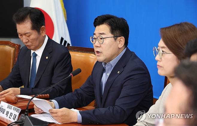 최고위원회의서 발언하는 박찬대 당대표 직무대행 겸 원내대표 (서울=연합뉴스) 김주형 기자 = 더불어민주당 박찬대 당대표 직무대행 겸 원내대표(가운데)가 3일 오전 국회에서 열린 최고위원회의에서 발언하고 있다. 2024.7.3 kjhpress@yna.co.kr