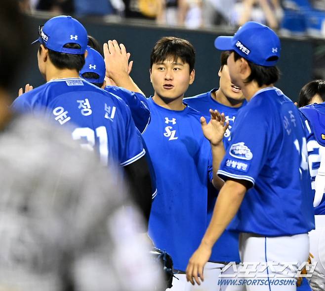 27일 잠실야구장에서 열린 삼성과 LG의 경기, 삼성이 2대1로 승리했다. 경기 종료 후 시즌 6승을 달성한 이승현이 야수진을 맞이하고 있다. 잠실=허상욱 기자wook@sportschosun.com/2024.06.27/