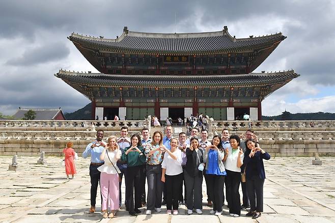 ‘2024 전 세계 ASEZ 정상회의’ 참석차 한국을 방문한 하나님의 교회 미국 신자들이 경복궁에서 한국 전통문화를 체험하는 뜻깊은 시간을 가졌다. 사진제공 | 하나님의교회 세계복음선교협회