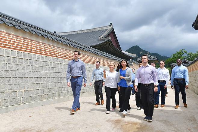 경복궁을 거닐며 즐거운 한때를 보낸 하나님의 교회 미국 신자들.