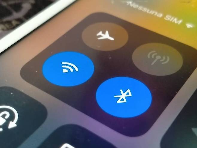 비면허 주파수 대역 중에서도 블루투스, 와이파이 등이 활용하는 2.4Ghz는 활용하는 기술, 기기가 워낙 많아 간섭이 심한 대역이다 / 출처=셔터스톡