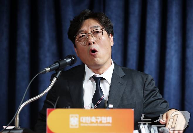 이임생 대한축구협회(KFA) 기술본부 총괄이사가 8일 오전 서울 종로구 신문로 축구회관에서 축구 국가대표팀 감독 선임과 관련한 브리핑을 하고 있다. 축구협회는 2026 북중미 월드컵을 준비하는 축구대표팀의 새 사령탑에 홍명보 울산 HD 감독을 선임했다. 계약기간은 2027년 1월 사우디아라비아 아시안컵까지로, 홍 감독은 2014 브라질 월드컵 이후 10년 만에 다시 대표팀을 지휘하게 됐다. 2024.7.8/뉴스1 ⓒ News1 오대일 기자