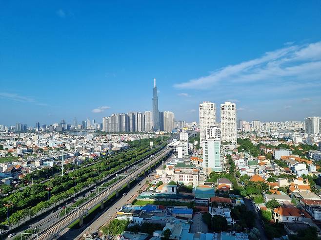 베트남 호찌민 전경. 일본의 해외공적원조로 이뤄지는 공사들이 많아지면서 시내 공사 현장에 일본 국기가 그려져 있는 경우가 많다. /호찌민=이미지 기자