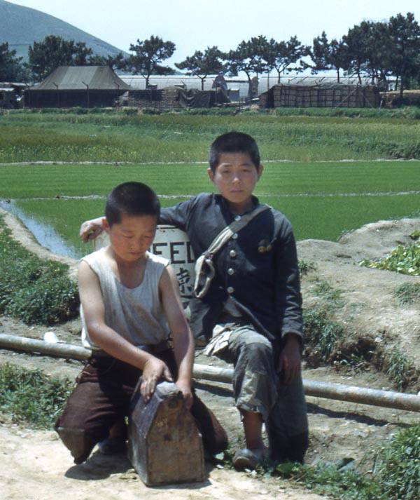 1960년대 부산에서 활동하던 구두닦이들. 국제신문DB