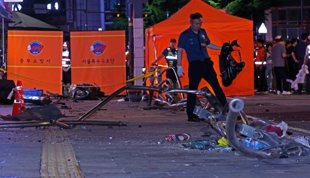 1일 오후 서울 중구 시청역 교차로에서 차량이 인도로 돌진하는 대형 교통사고가 발생해 출동한 119구급대와 경찰 등이 사고 현장을 수습하고 있다. 뉴시스