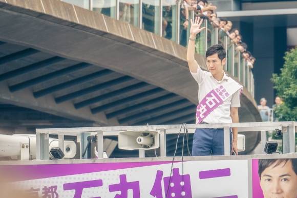 이시마루 신지 전 시장 - 7일 일본 도쿄도지사 선거에서 깜짝 2위를 한 이시마루 신지 전 아키타카타시 시장이 6일 아키하바라 유세 현장에서 손을 흔들고 있다. 공식 홈페이지 캡처