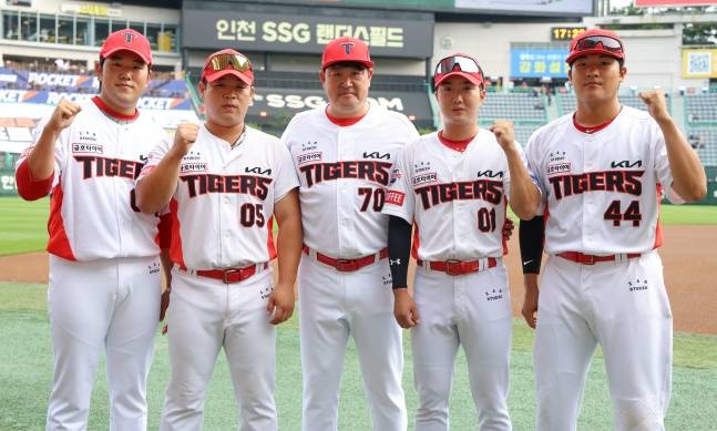 KIA 이상준(맨 오른쪽)이 지난 5일 인천SSG랜더스필드에서 열린 2024 KBO 퓨처스 올스타전에서 진갑용 퓨처스 감독(가운데) 및 다른 유망주들과 포즈를 취하고 있다. /사진=KIA 타이거즈 제공