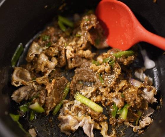 차돌박이를 된장, 파와 함께 볶으면 풍미가 살아난다. 사진 홍여림