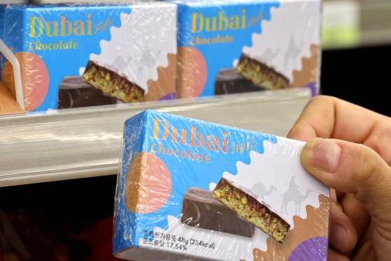 8일 서울의 한 CU편의점에 '두바이 스타일 초콜릿'이 진열돼 있다. CU는 '두바이 스타일 초콜릿' 초도 물량 20만 개가 하루 만에 매진됐다고 밝혔다. 이 제품은 최근 SNS를 중심으로 입소문이 퍼지며 인기몰이 중이다. 뉴스1