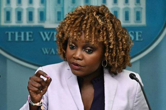 미국 백악관 대변인 카린 잔피에어가 일일 언론 브리핑을 하고 있다. AFP=연합뉴스