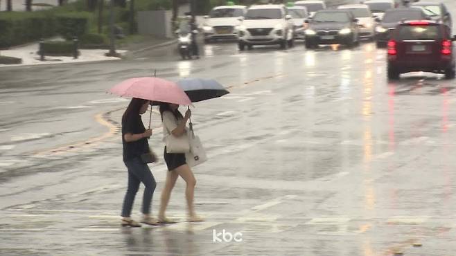 ▲ 비를 피해 걸어가는 시민들