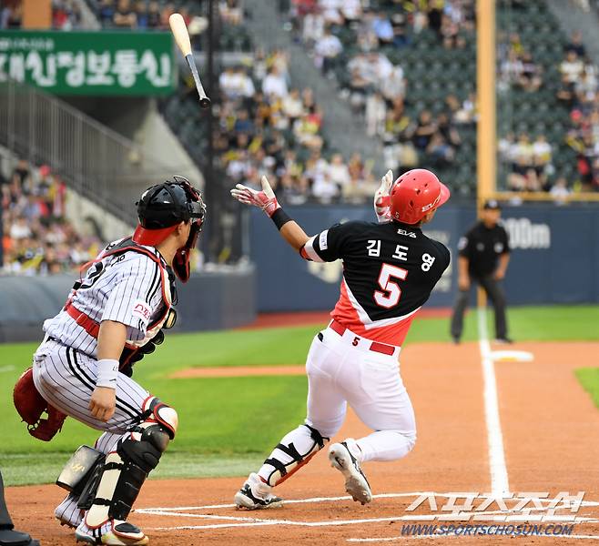 1회 1사 1루 LG 선발 켈리 상대 1타점 2루타를 날리는 KIA 김도영