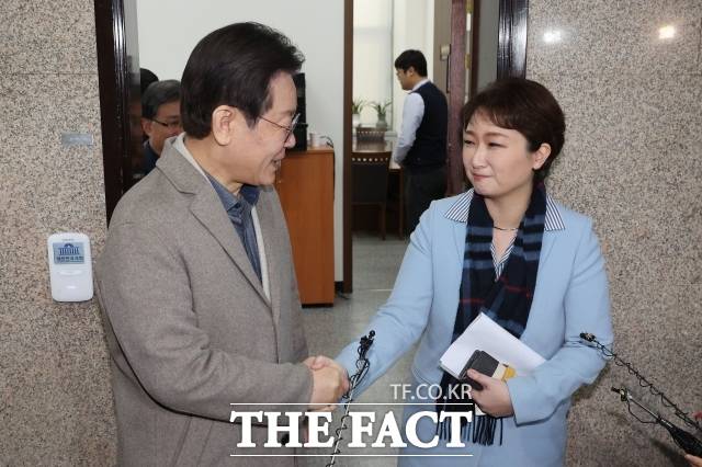이 의원은 지난 2일 우여곡절 끝에 민주당의 문을 다시 두드리게 됐다. 이재명 전 대표의 제안 때문이었다. 복당 당시 그는 7년이라는 세월을 '방황'의 시간으로 표현하기도 했다. 이 전 대표와 차담회 뒤 인사를 나누는 이 의원 /남용희 기자