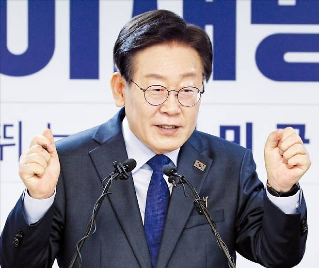 이재명 전 더불어민주당 대표가 10일 서울 여의도 중앙당사에서 당대표 선거 출마를 선언한 뒤 취재진 질문에 답하고 있다. /뉴스1