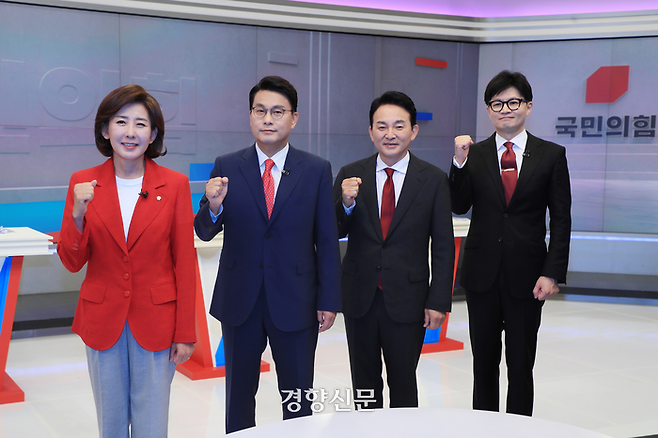 2024년 7월 9일 오후 서울 중구 TV조선에서 국민의힘 전당대회에 출마한 (왼쪽부터)나경원, 윤상현, 원희룡, 한동훈 당대표 후보가 TV조선을 통해 열리는 첫 TV토론회에 참석하기 위해 한자리에 모였다. 연합뉴스