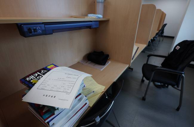 휴학신청서 놓아두고… 10일 오전 서울의 한 의과대학 열람실이 텅 비어 있는 가운데 한 책상 위에 휴학 신청서와 토익 시험 책 등이 놓여 있다. 윤성호 기자