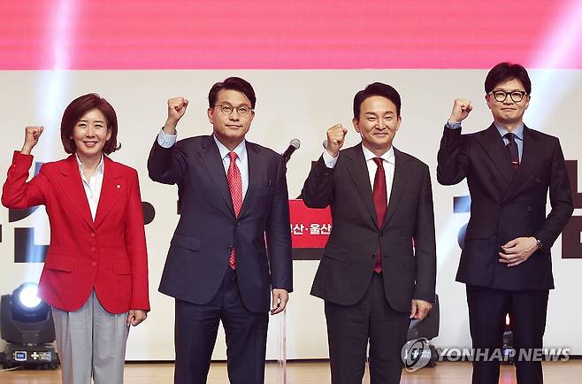 나란히 선 당권주자들 (부산=연합뉴스) 신준희 기자 = 국민의힘 대표 후보들이 10일 오후 부산 벡스코에서 열린 제4차 전당대회 부산, 울산, 경남 합동연설회에서 인사하고 있다.
오른쪽부터 한동훈, 원희룡, 윤상현, 나경원 당 대표 후보. 2024.7.10 hama@yna.co.kr