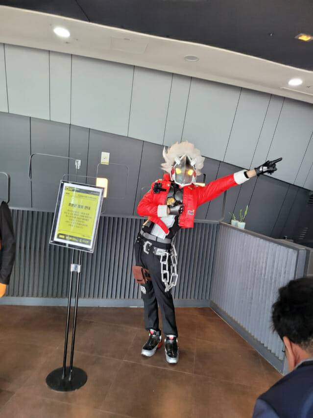 현장을 방문한 코스어