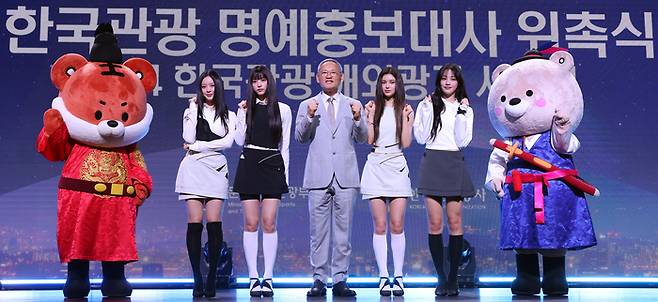 한국관광 명예홍보대사 위촉식에서 포즈를 취하고 있는 유인촌 장관(가운데)와 뉴진스. 문체부 제공
