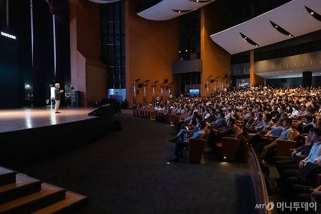 (서울=뉴스1) = 삼성전자 파운드리 사업부장 최시영 사장이 9일 서울 강남구 삼성동 코엑스에서 열린 '삼성 파운드리 포럼 2024(Samsung Foundry Forum 2024)'에서 기조연설을 하고 있다. (삼성전자 제공) 2024.7.9/뉴스1 Copyright (C) 뉴스1. All rights reserved. 무단 전재 및 재배포, AI학습 이용 금지. /사진=(서울=뉴스1)