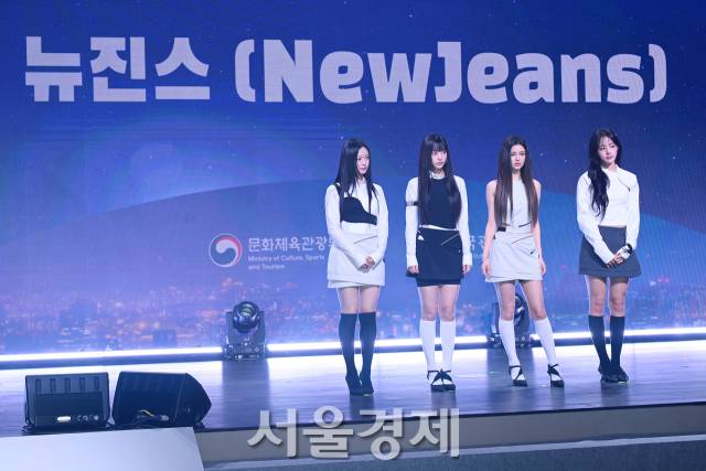 그룹 뉴진스(New Jeans)가 11일 오전 서울 용산구 그랜드 하얏트 서울에서 진행된 ‘2024 한국관광 명예홍보대사 위촉식’에서 포즈를 취하고 있다. 김규빈 기자 2024.07.11