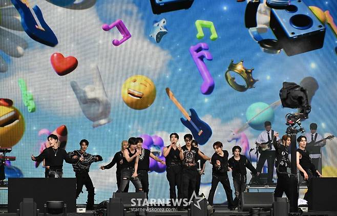 (필톤 AFP=뉴스1) 권진영기자 = K팝 그룹 '세븐 틴'이 영국 서머싯주에서 열리는 글래스톤베리 페스티벌 3일차인 28일 피라미드 무대에서 화려한 퍼포먼스를 선보이고 있다. 세븐틴은 13인조 보이 그룹이다. 세계 최대 노천 음악축제인 글래스톤베리 페스티벌은 30일까지 열린다. 2024.06.28 ⓒ AFP=뉴스1 Copyright (C) 뉴스1. All rights reserved. 무단 전재 및 재배포, AI학습 이용 금지. /사진=(필톤 AFP=뉴스1) 권진영기자