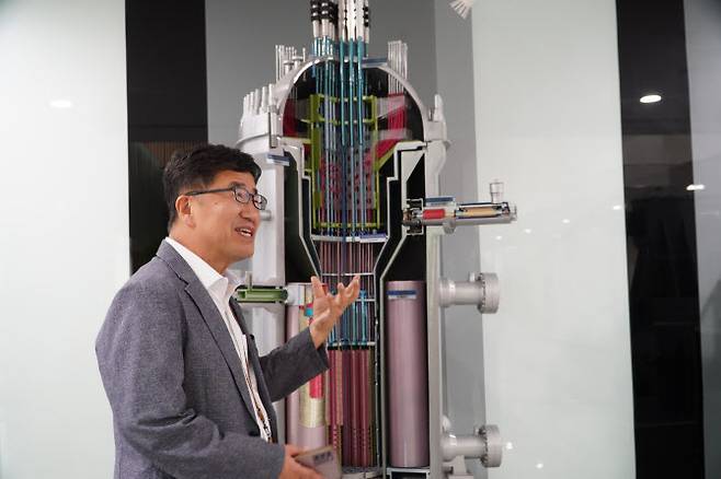 강한옥 한국원자력연구원 SMART개발단장이 SMART와 이를 개량한 SMART100에 대해 설명하고 있다.(사진=한국원자력연구원)