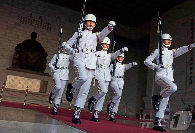 대만 중정기념당 장제스 총통 동상 앞의 의장대 교대식 <자료 사진> ⓒ AFP=뉴스1