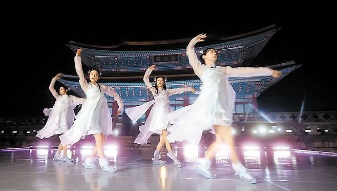 뉴진스가 지난 5월 K팝 걸그룹 최초로 경복궁 근정전에서 공연을 선보이고 있다. 단삼 저고리와 스란치마, 대란치마를 재해석한 의상을 입고, 버선 스타일의 신발을 신어 한국적 아름다움을 강조했다. /국가유산채널