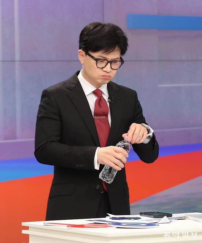 국민의힘 전당대회에 출마한 한동훈 당대표 후보가 9일 TV조선을 통해 열린 TV토론회에 나선 모습. 이훈구 기자 ufo@donga.com