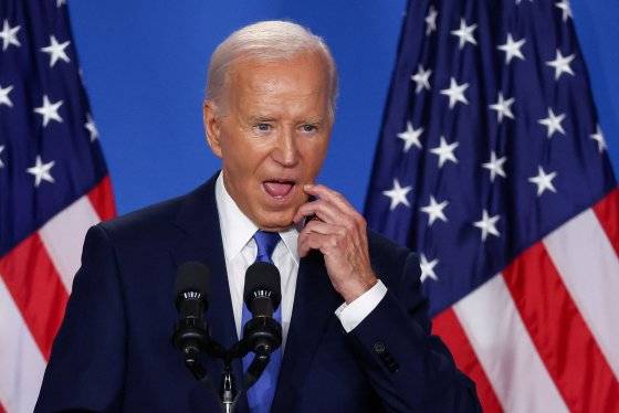 조 바이든 미국 대통령이 11일(현지시간) 워싱턴DC 월터 E. 워싱턴 컨벤션센터에서 열린 제75차 나토 정상회의 폐막 기자회견에서 연설하며 제스처를 취하고 있다. 로이터=연합뉴스