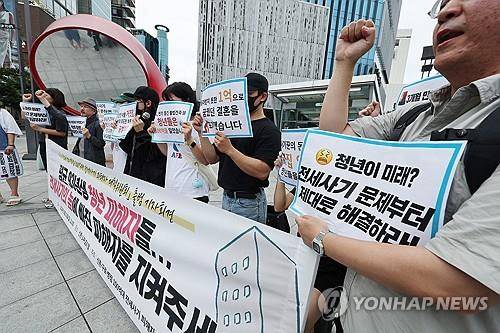 전세사기 피해자들의 외침
(서울=연합뉴스) 임화영 기자 = 23일 오전 서울 마포구 신촌 대학가 일대에서 열린 '신촌·구로·병점 100억대 전세 사기 피해자 대책위원회 출범 기자회견'에서 전세사기 피해자들이 전세사기특별법 개정 및 정부의 문제 해결을 촉구하고 있다.
대책위에 따르면 임대인 최모 씨로부터 전세 사기 피해를 본 세입자는 총 94명이며, 이들이 입은 피해액은 100억원대에 이른다. 2024.6.23
hwayoung7@yna.co.kr
(끝)