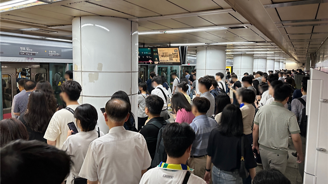 지하철 8호선 천호역 플랫폼에서 열차를 기다리는 승객들이 길게 늘어서 있다. 강동구청